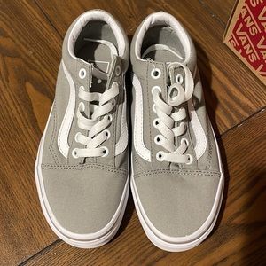 NEW OLD SKOOL VANS (US Men size 4//US Women size 5.5)